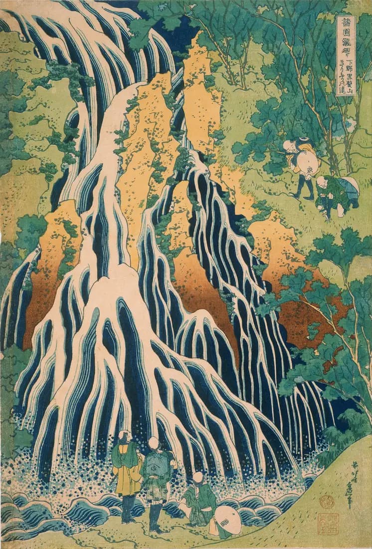 Blauwe stromen van een waterval splitsen zich en komen langs een steile groene berghelling weer samen, naast kleine reizigers
